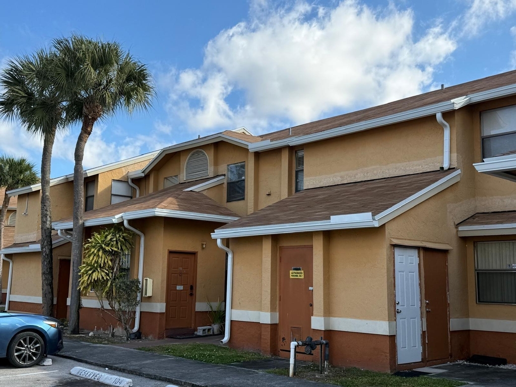 2511 Nw 56th Avenue - Photo 0