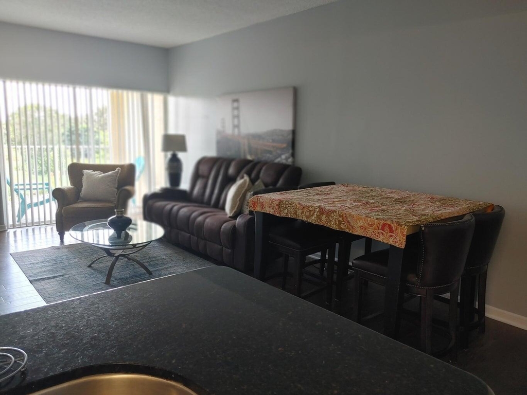 2100 Greenview Shores Boulevard - Photo 4