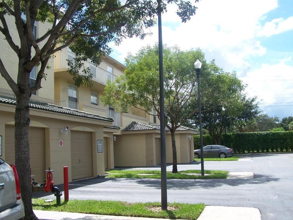2100 Greenview Shores Boulevard - Photo 0