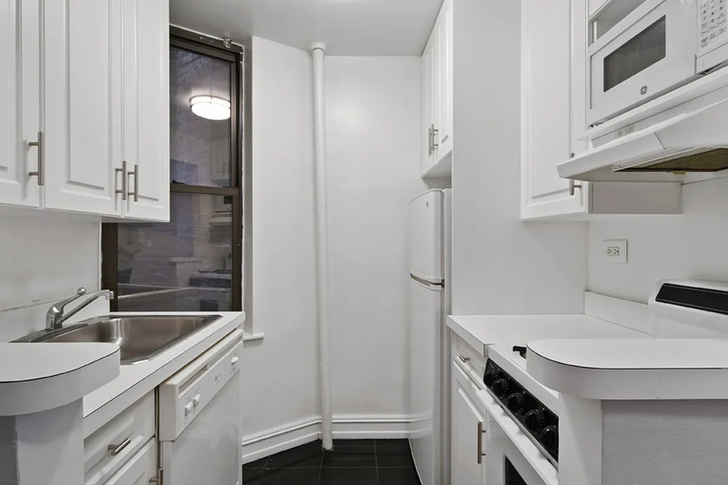 East 88th Street - Photo 2