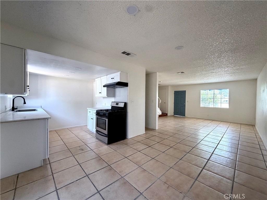 122 S Mayflower Avenue - Photo 1