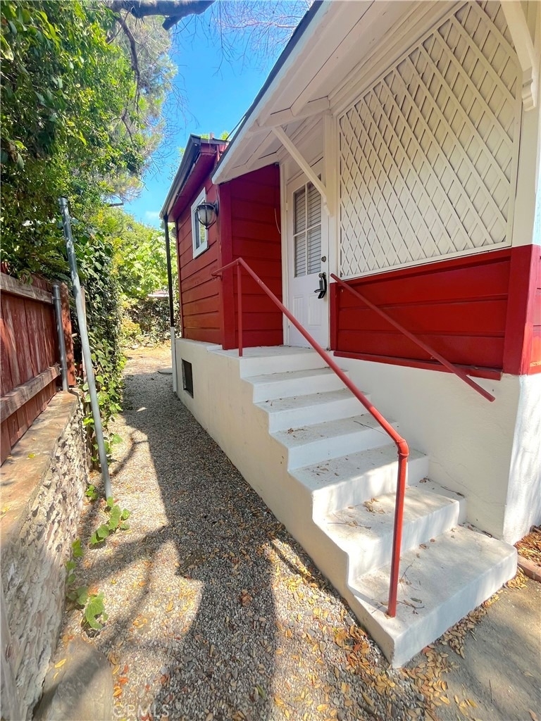 703 Manzanita Avenue - Photo 10