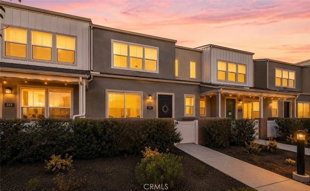 212 Red Brick - Photo 0