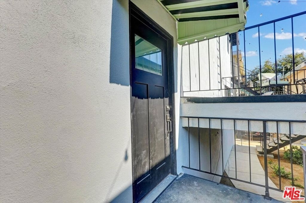 5726 Woodman Avenue - Photo 5