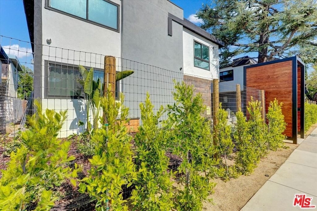 5726 Woodman Avenue - Photo 2
