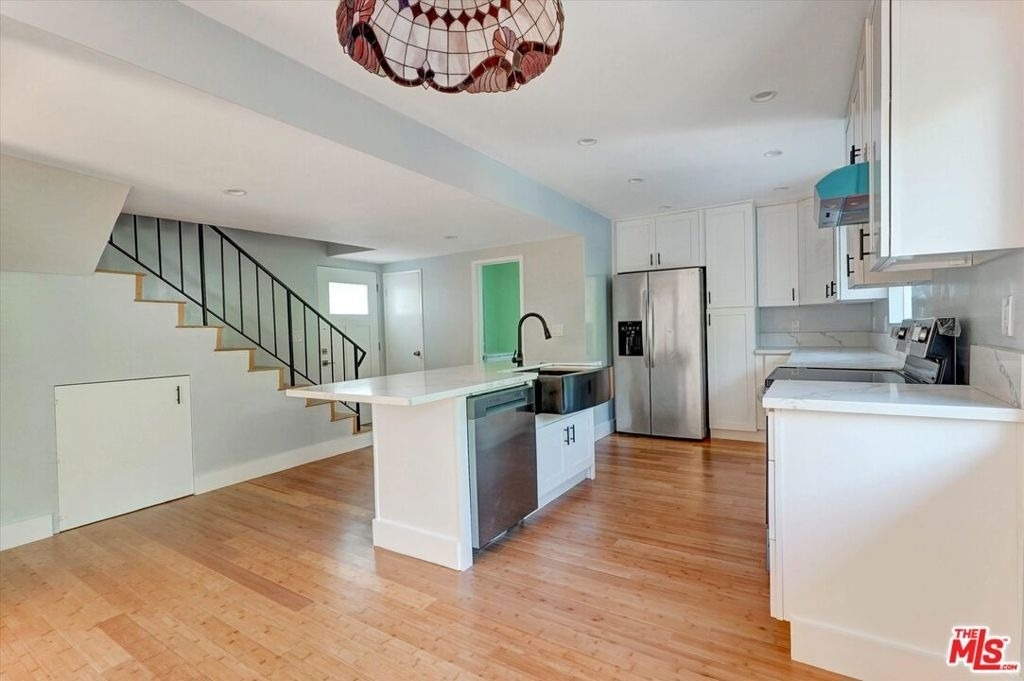 5726 Woodman Avenue - Photo 9