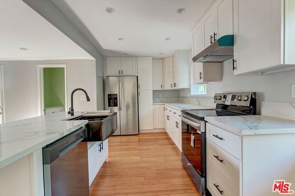5726 Woodman Avenue - Photo 8