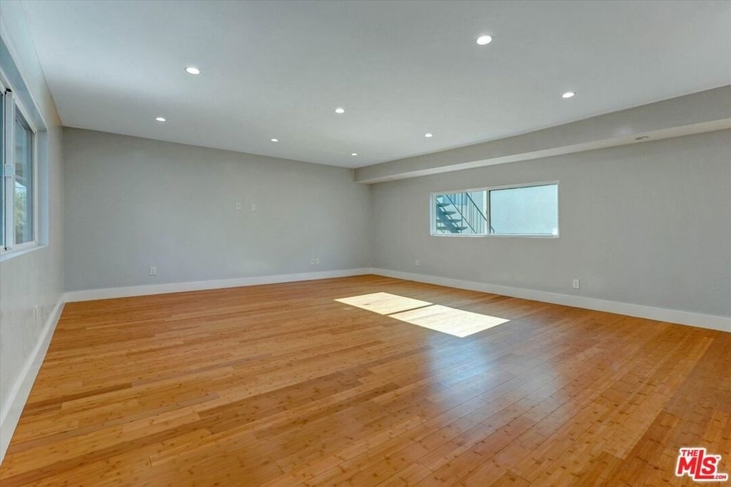 5726 Woodman Avenue - Photo 10