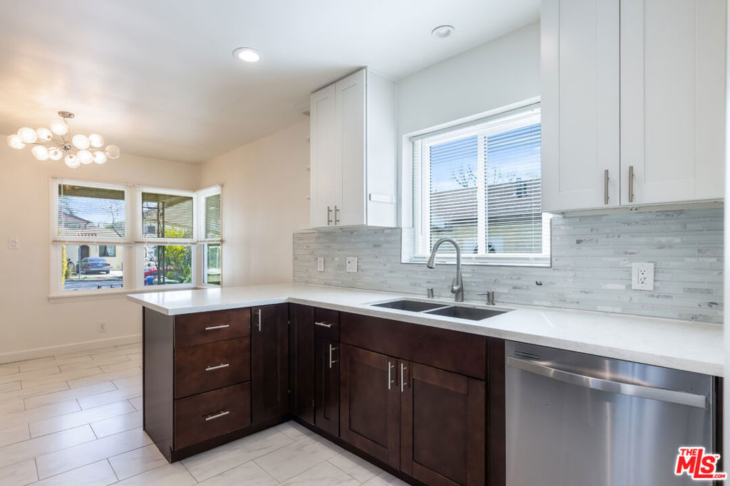1561 Hazelwood Avenue - Photo 3