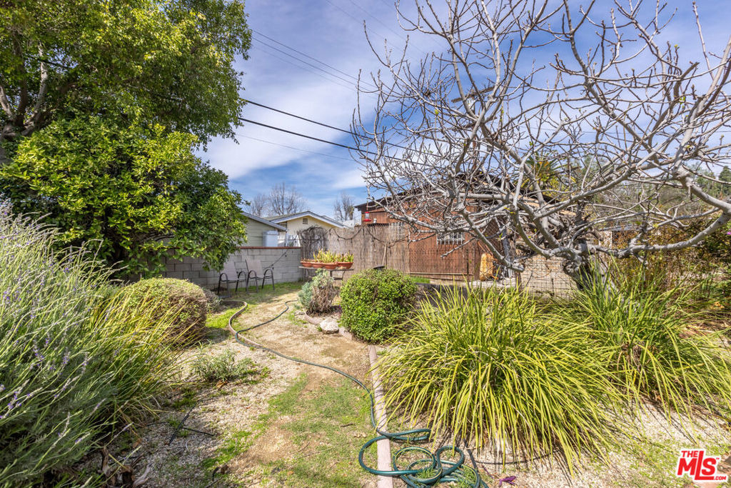 1561 Hazelwood Avenue - Photo 13