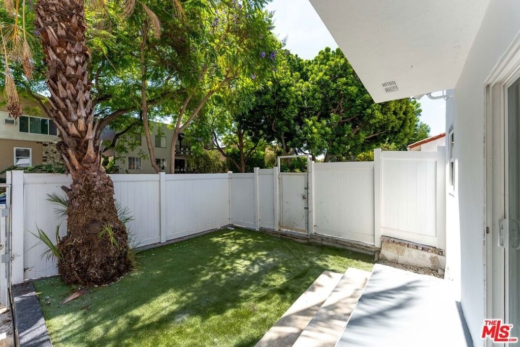 929 N Stanley Avenue - Photo 17