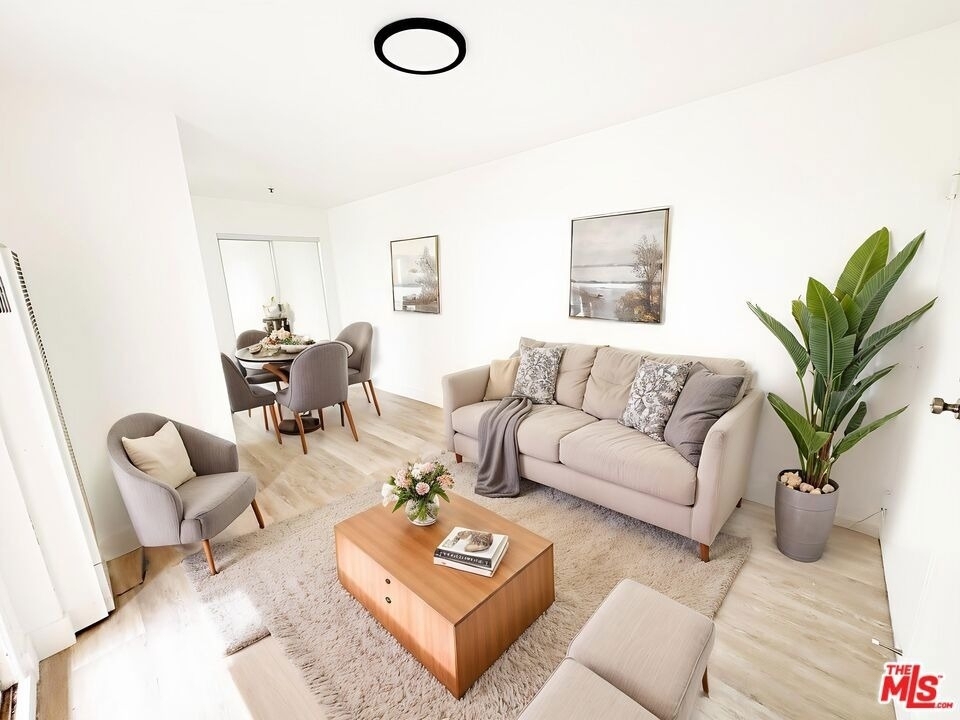 2637 S Manhattan Place - Photo 0