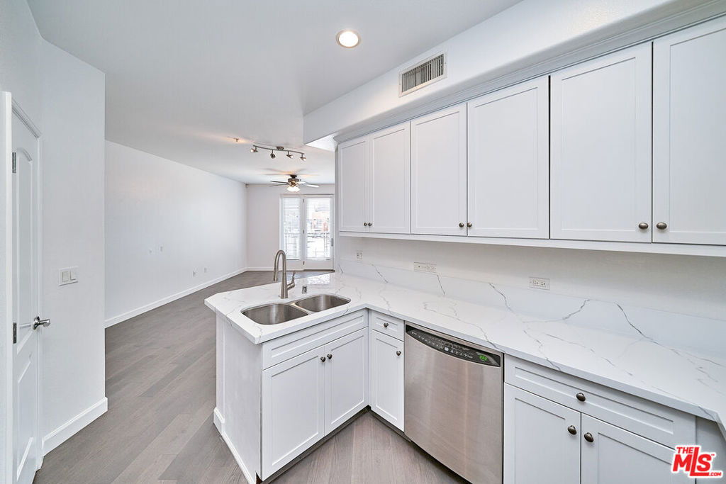 629 Traction Avenue - Photo 10