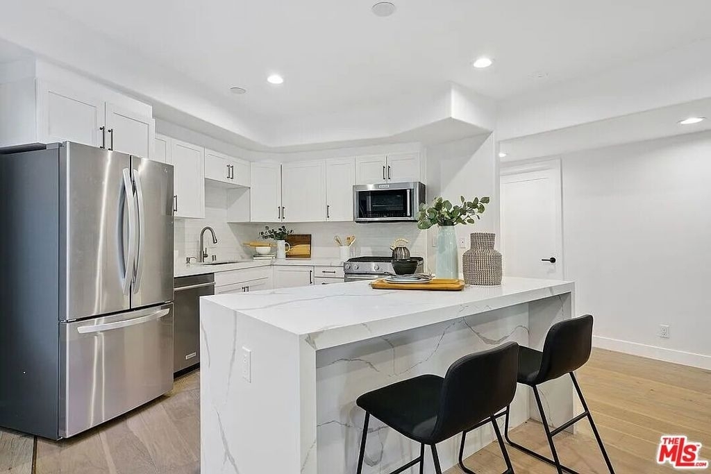 842 11th St - Photo 1