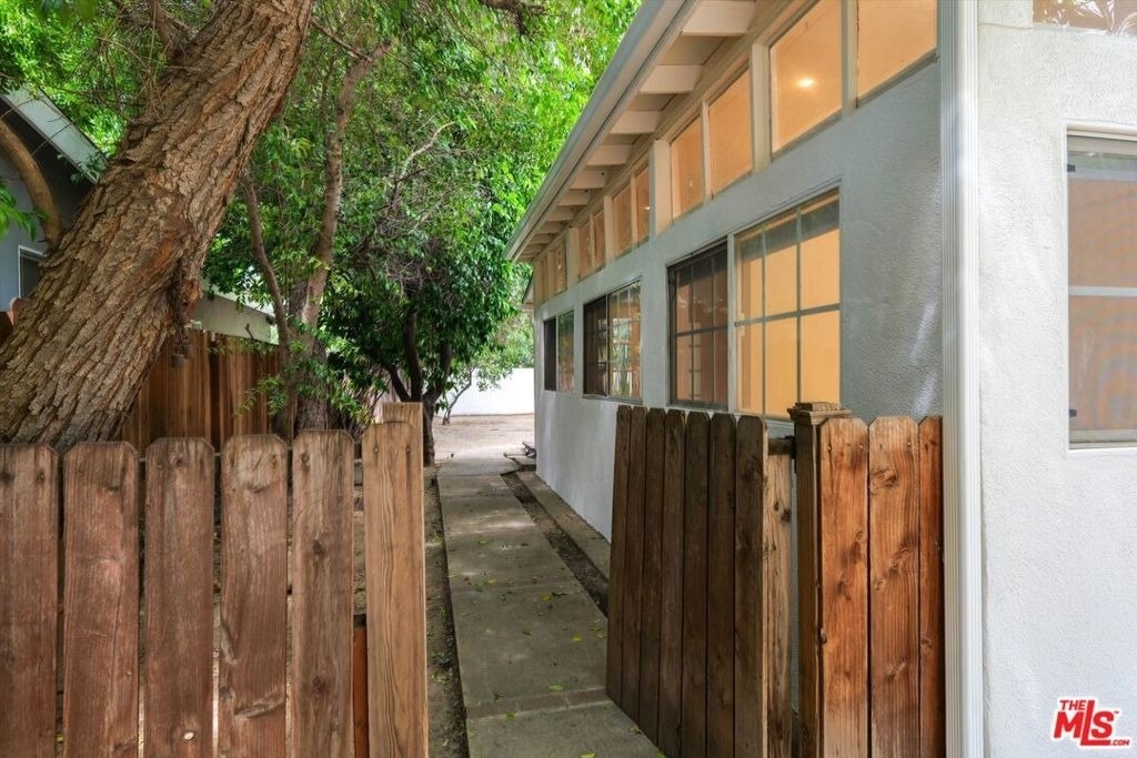 22750 Clarendon Street - Photo 36