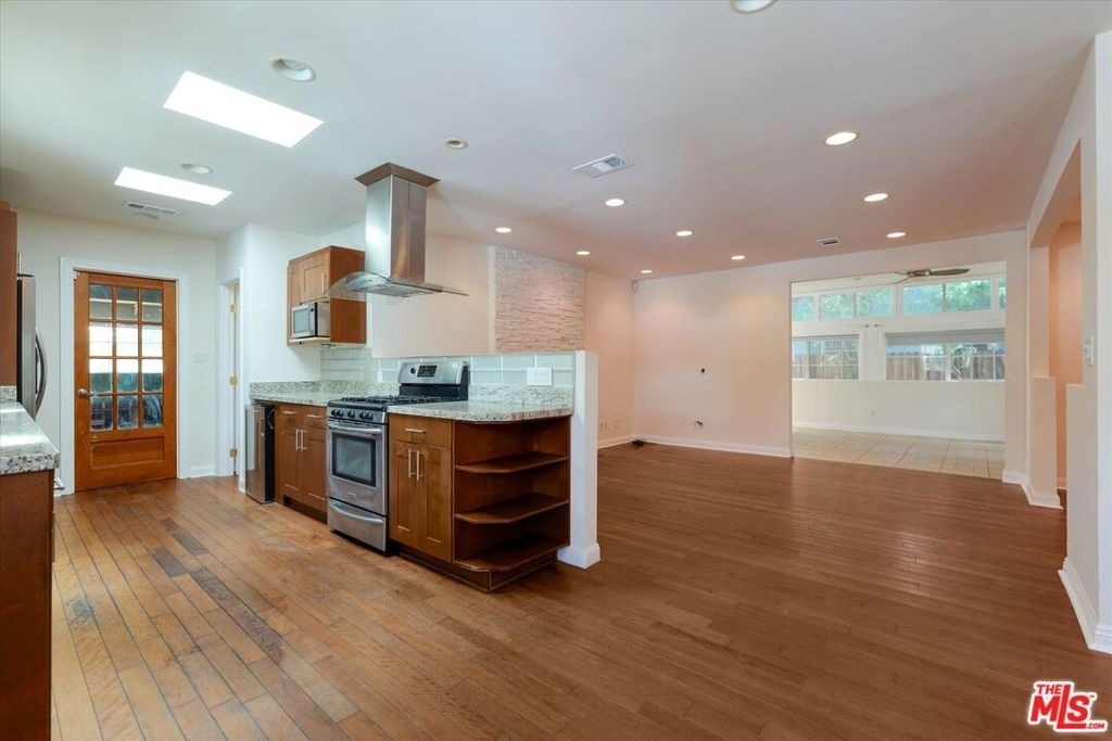 22750 Clarendon Street - Photo 6