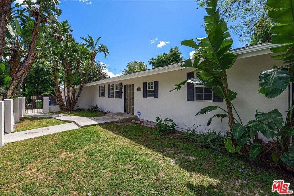 22750 Clarendon Street - Photo 2