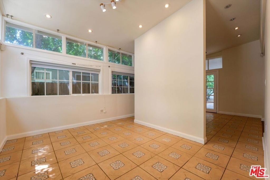 22750 Clarendon Street - Photo 18