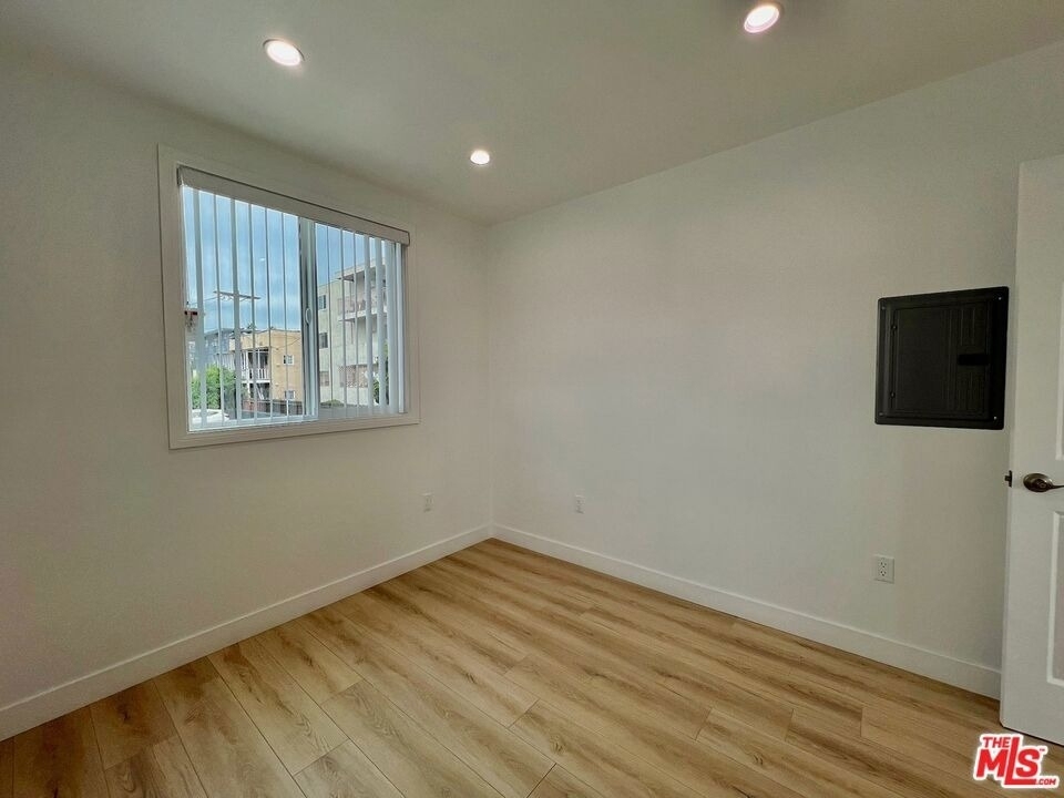 1321 1/2 N Normandie Avenue - Photo 11