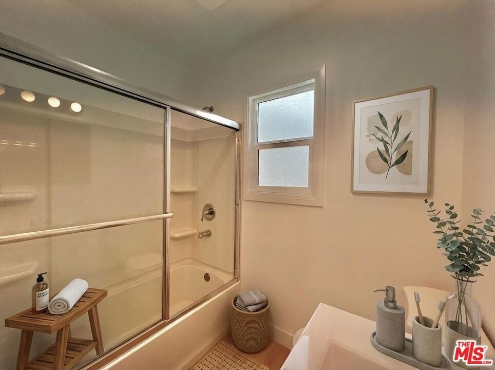 1321 1/2 N Normandie Avenue - Photo 2