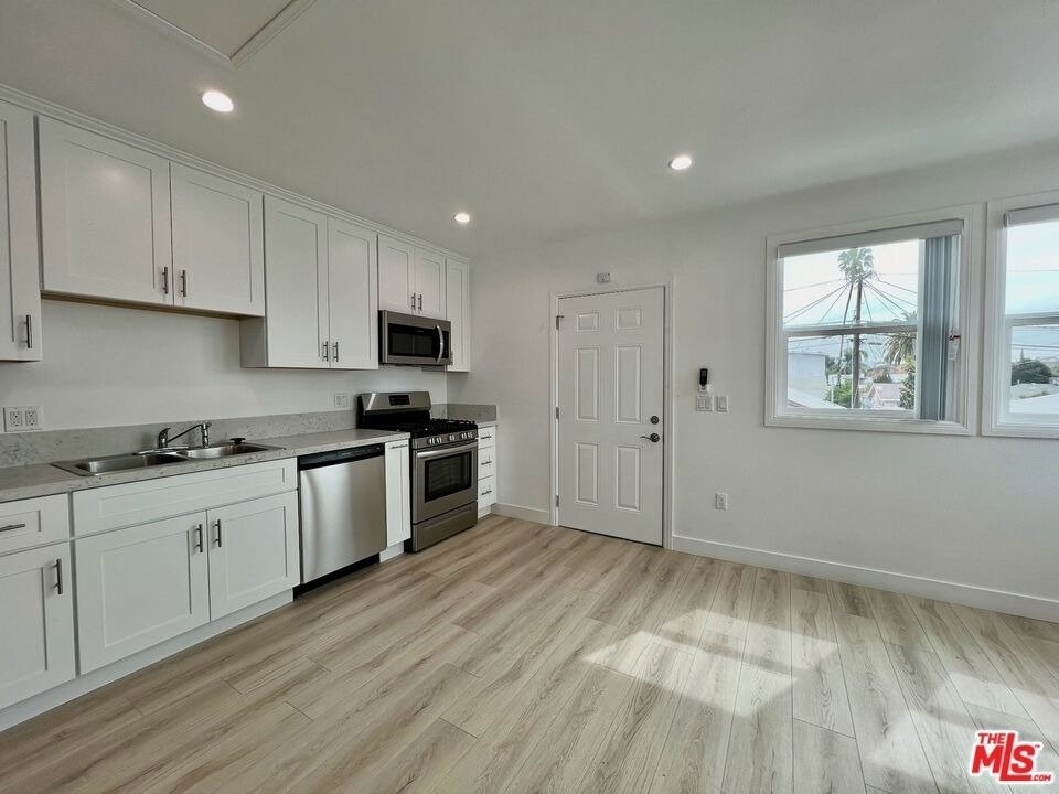 1321 1/2 N Normandie Avenue - Photo 12