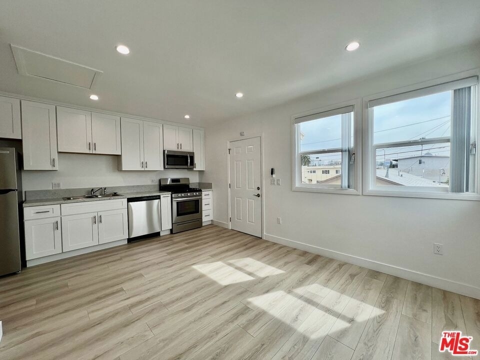 1321 1/2 N Normandie Avenue - Photo 3