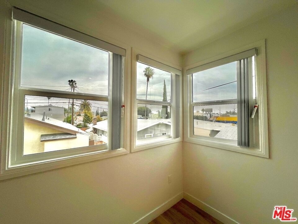 1321 1/2 N Normandie Avenue - Photo 14