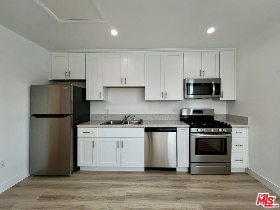 1321 1/2 N Normandie Avenue - Photo 5