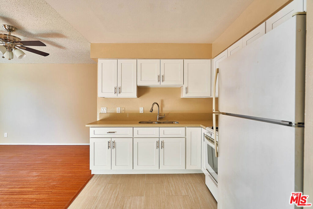 820 S St Andrews Place - Photo 2