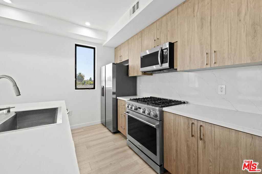 2123 S Cloverdale Avenue - Photo 8