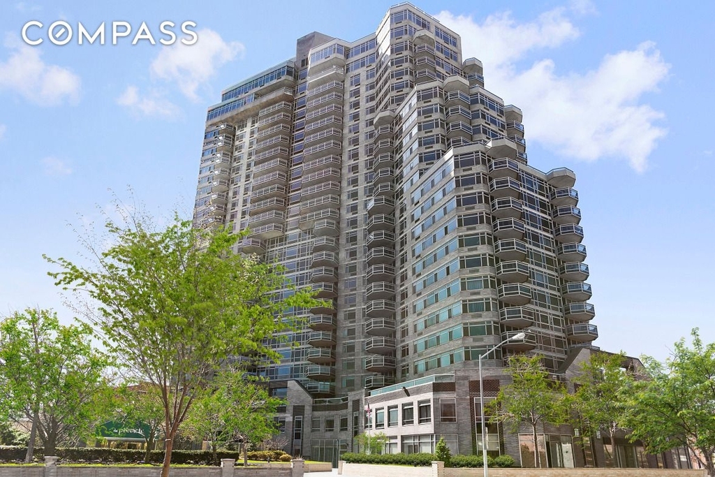 Queens Boulevard - Photo 10