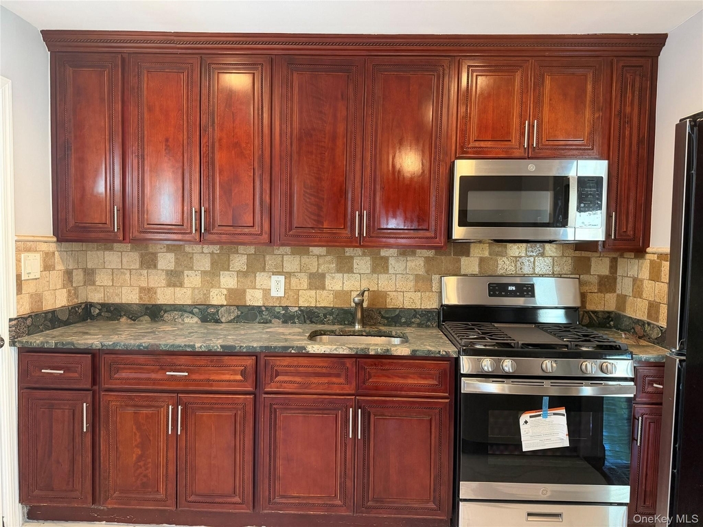 231-10 145 Avenue - Photo 5