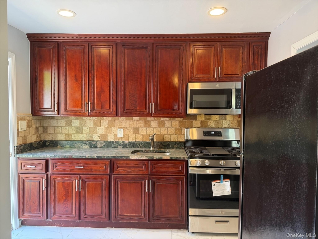 231-10 145 Avenue - Photo 8