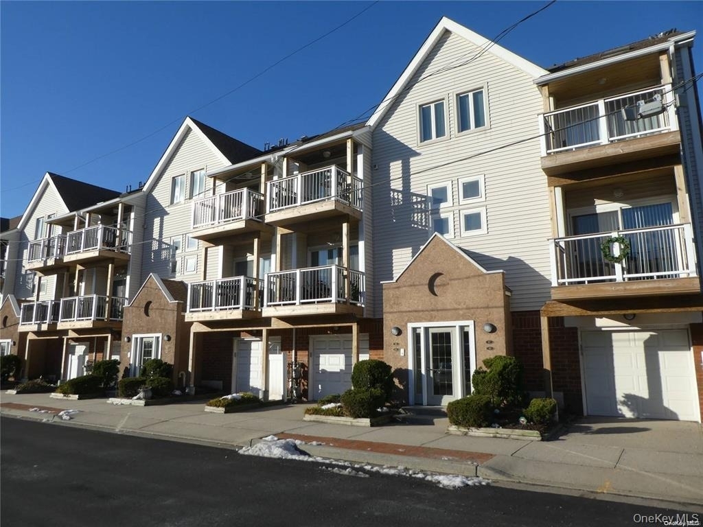 81 Pacific Boulevard - Photo 0