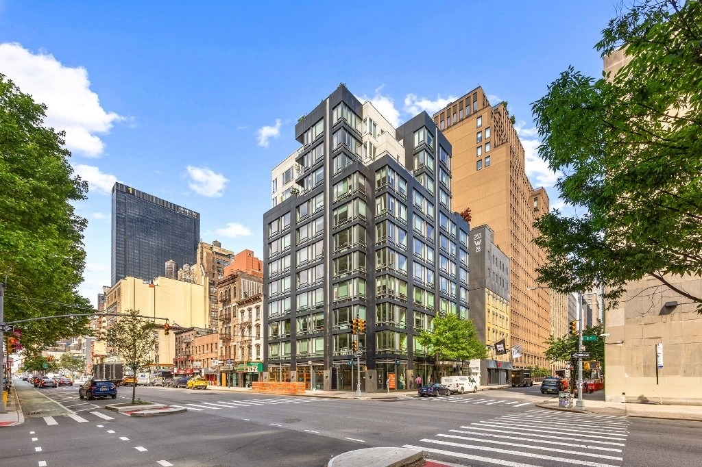 261 W 28th Street - Photo 16