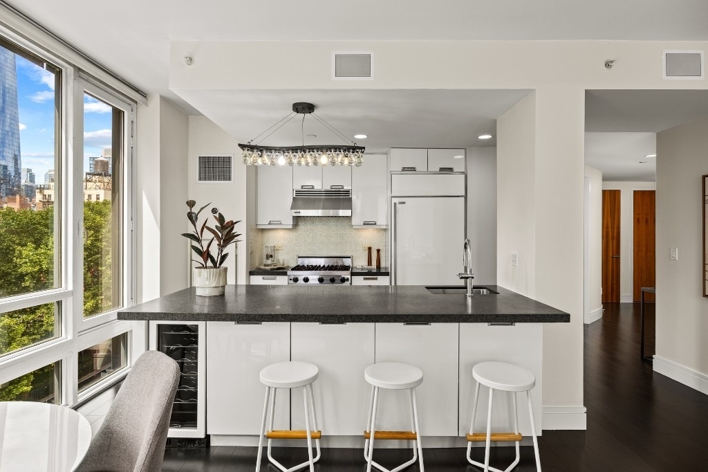 261 W 28th Street - Photo 4