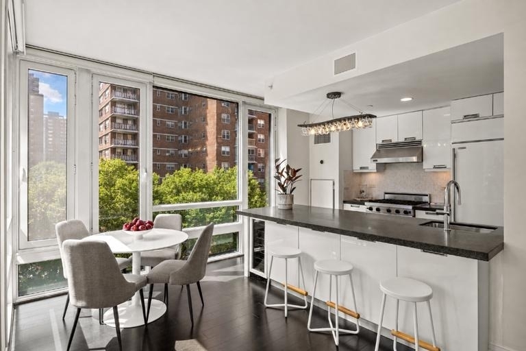 261 W 28th Street - Photo 3