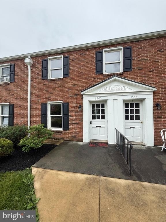 207 E Whitlock Avenue - Photo 0
