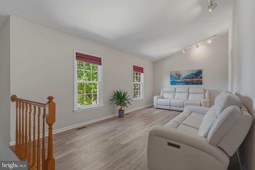 9729 Zimbro Avenue - Photo 3
