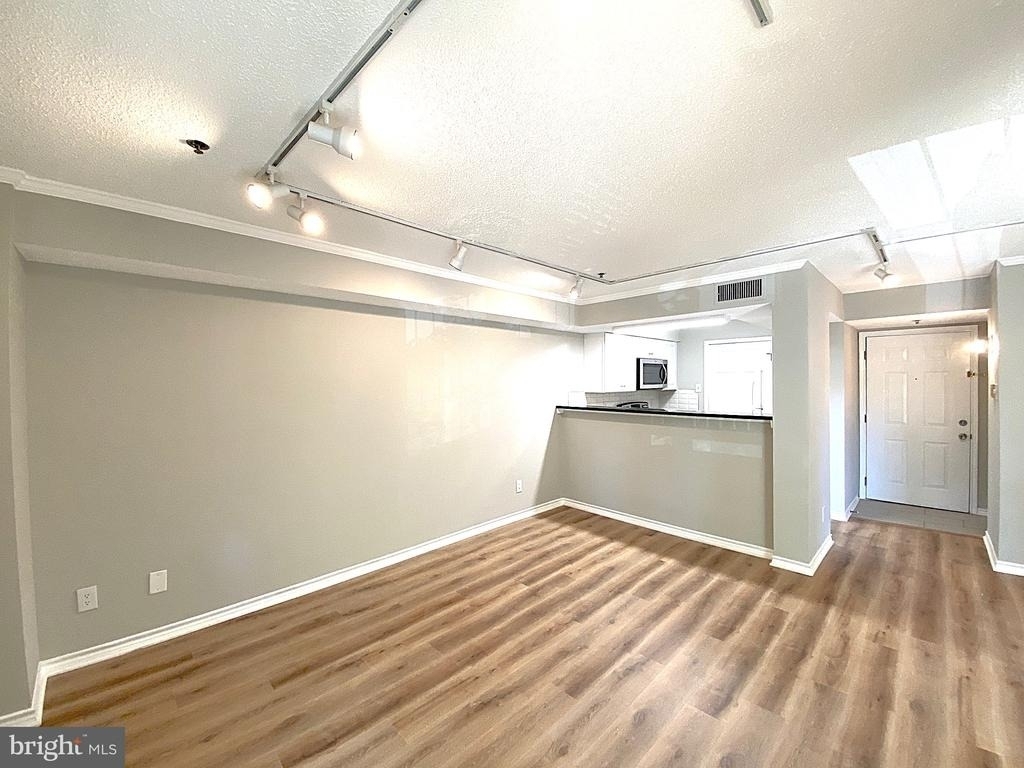 1524 Lincoln Way - Photo 2