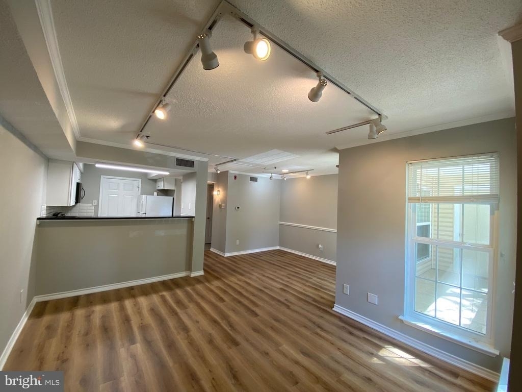 1524 Lincoln Way - Photo 4