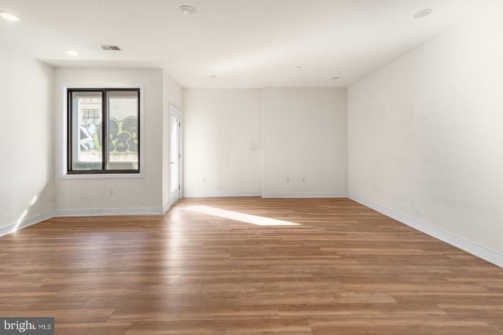 2411 Kensington Avenue - Photo 7