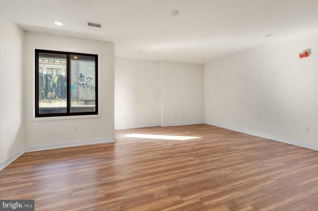2411 Kensington Avenue - Photo 2