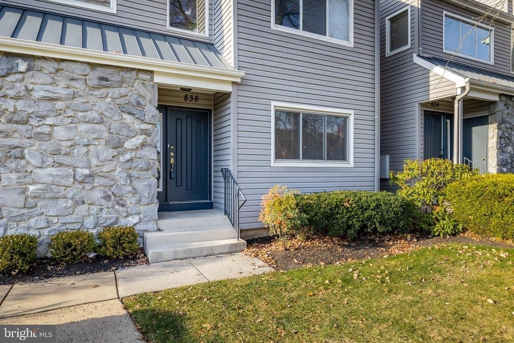835 Chanticleer Drive - Photo 2