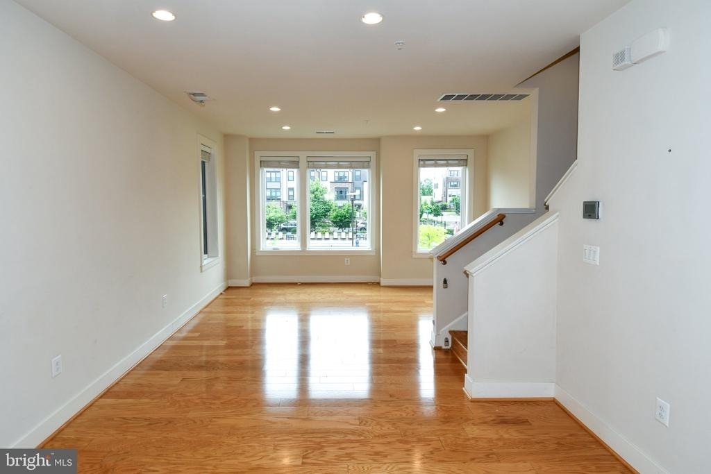 16301 Columbus Avenue - Photo 4