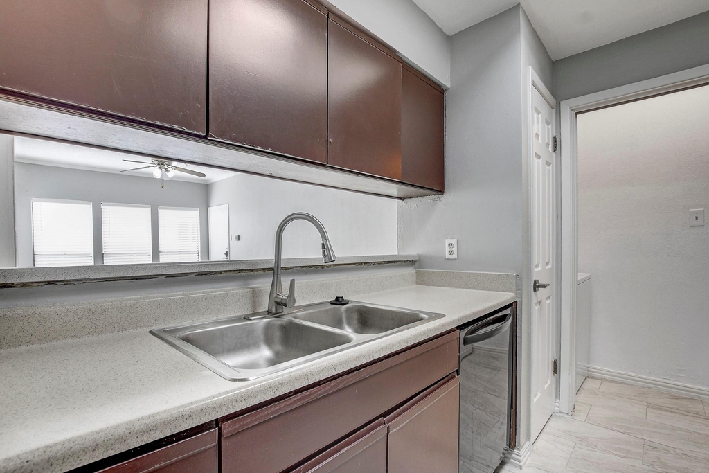807 W 25th St - Photo 8