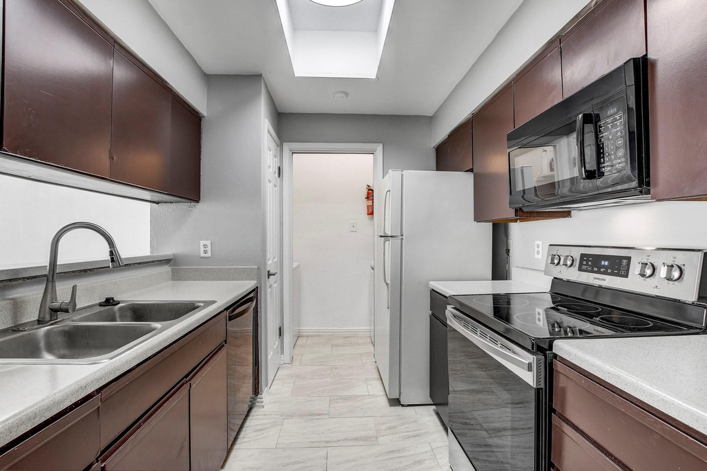 807 W 25th St - Photo 7
