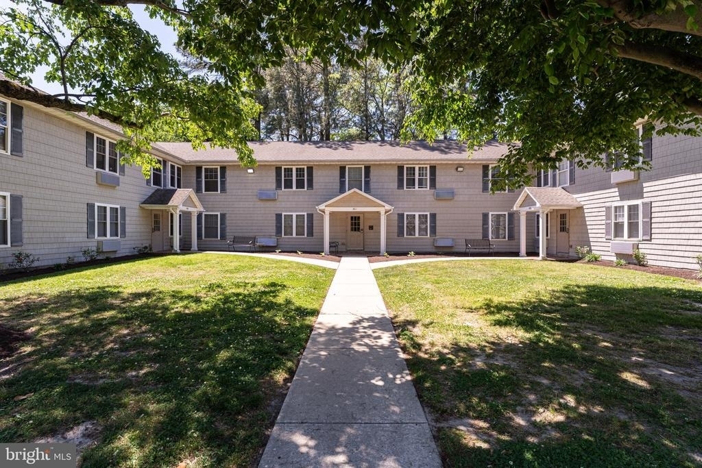 802 Travers Street - Photo 0