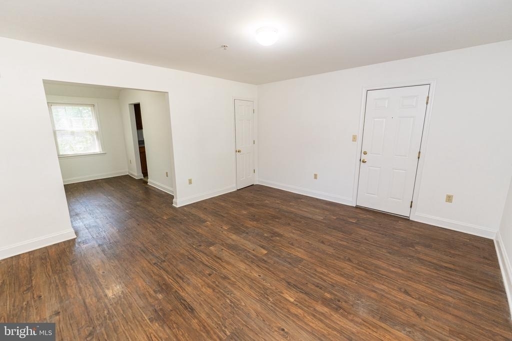 802 Travers Street - Photo 9