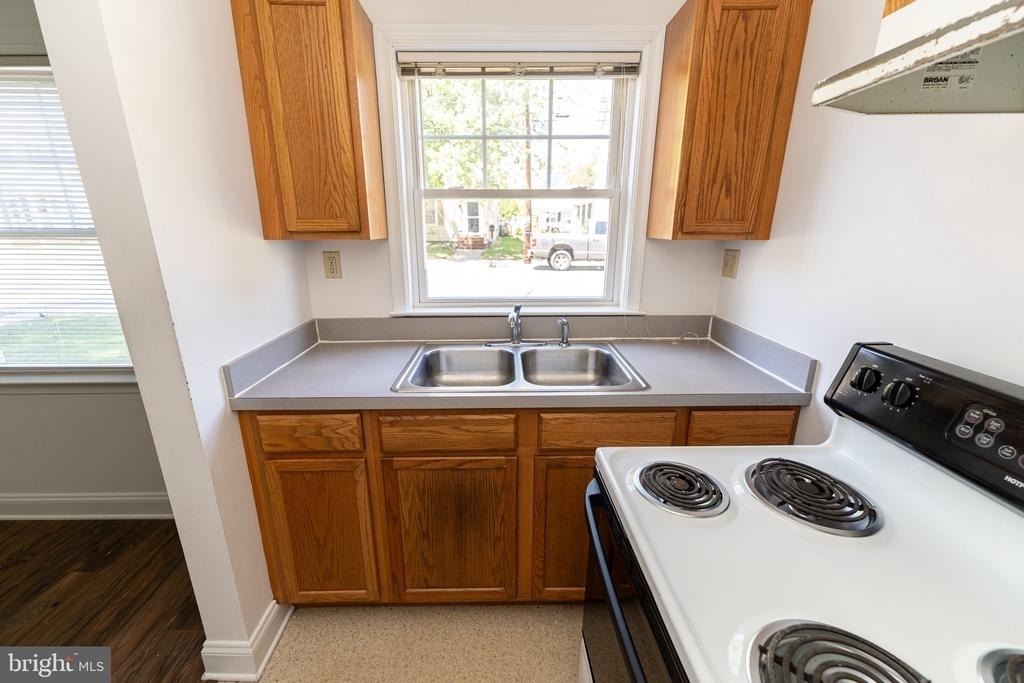 804 Travers Street - Photo 12